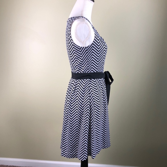 WHBM Black & White Lined Chevron Dress Size 2 EUC! - Picture 4 of 7